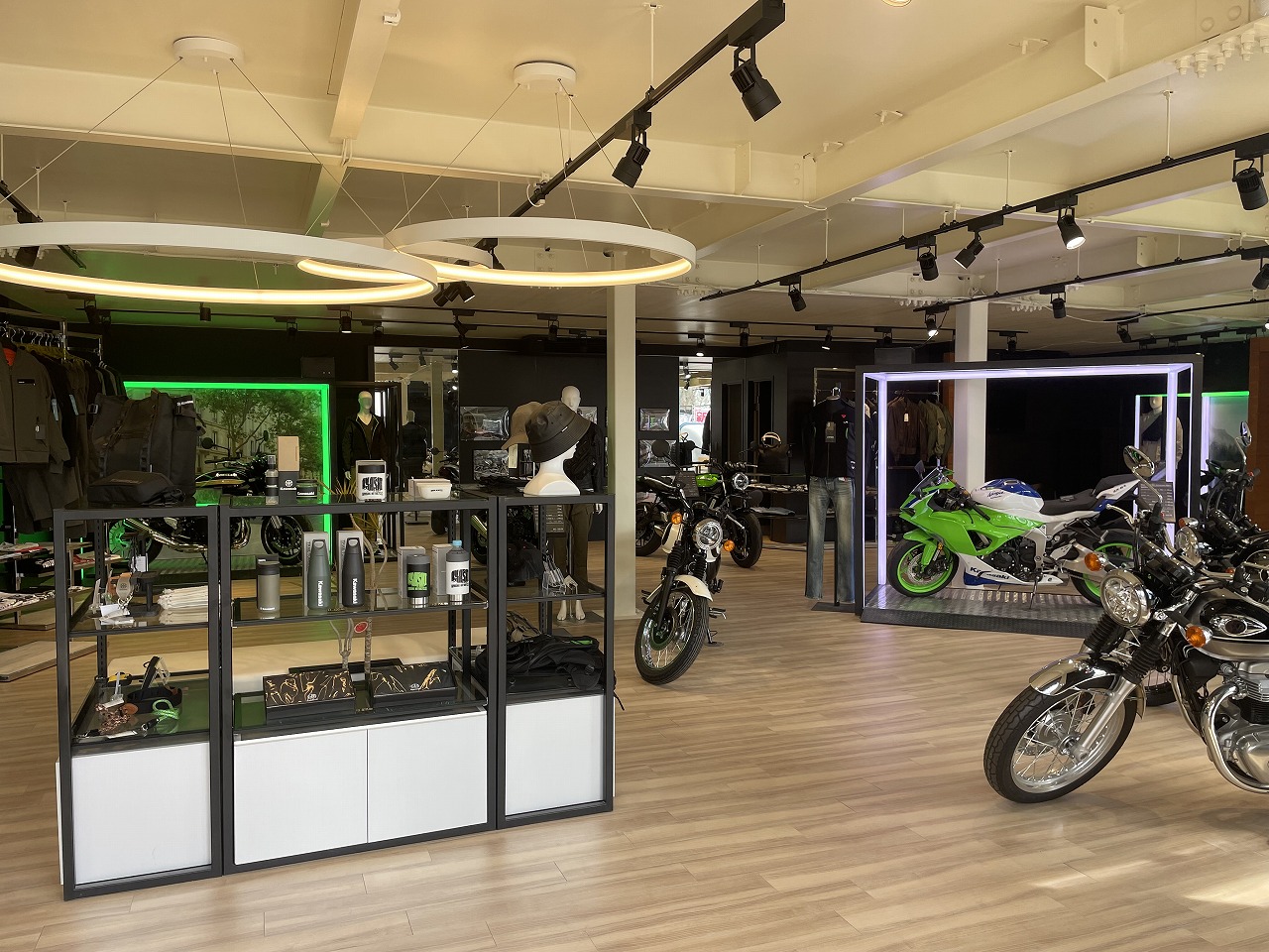広々とした空間にアパレルも展示しております。
